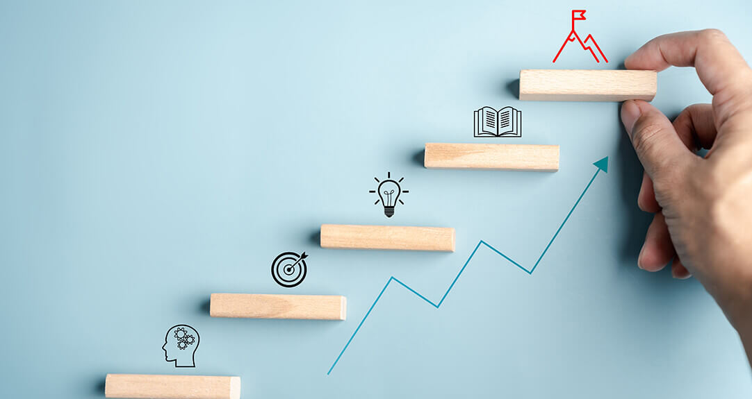 Icons on a blue background indicate stages to master to achieve leadership.